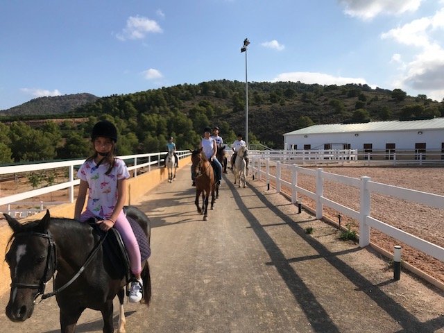 montar a caballo naquera